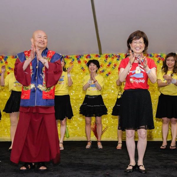 師佛與師母帶領的「真佛陽光舞供團」共舞
